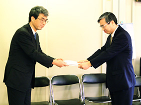 河野理事から坂本参事官にガイドラインを手渡しました。
