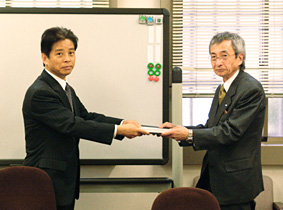 羽鳥会長から高野情報化推進室長にガイドラインを手渡しました。