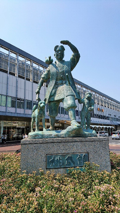 図2　岡山駅前の桃太郎像